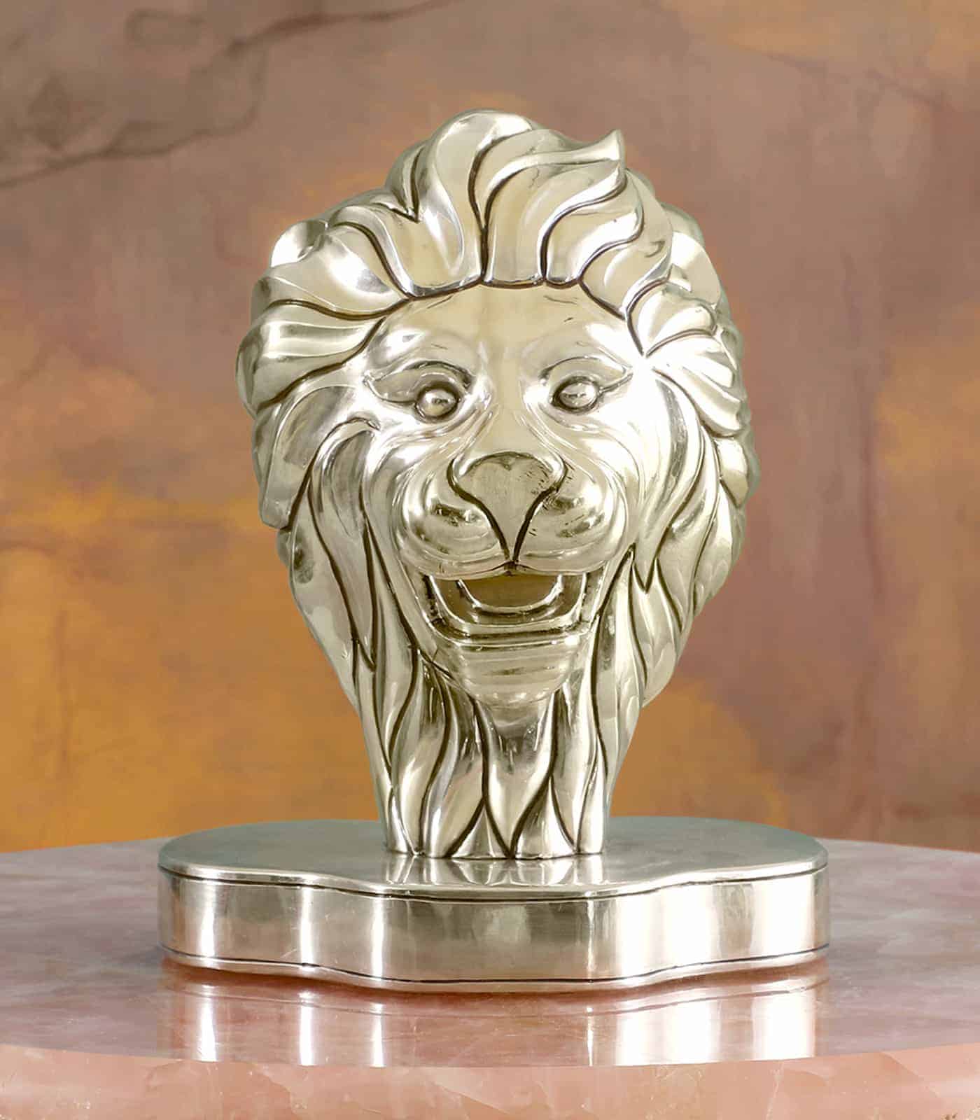 Regal Silver Lion, trend in silver showpieces